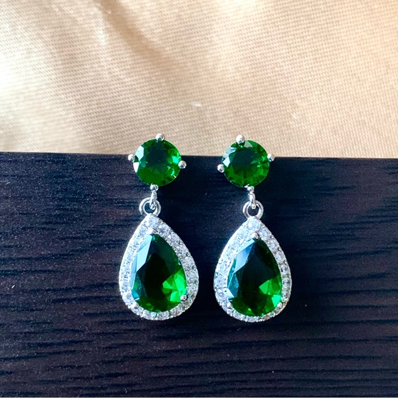 ♦️SALE♦️🌟2/$25🌟Bright Green Crystal Zirconia Drop Earrings - Picture 6 of 12